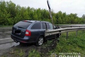 На Рівненщині «Skoda Octavia» нахромилася на відбійник: 28-річний водій – у реанімації (Фото)