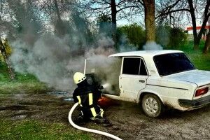 У селищі на Волині загорілась автівка