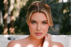 Модель Playboy приміряла образ легендарного кролика (Фото 18+)