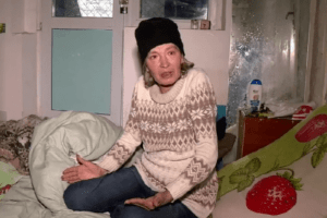 Навіть вбиральню зробила: у Рівному жінка поселилася біля квартири колишнього чоловіка