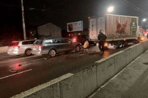У Луцьку на мосту зіткнулись близько 12 авто 