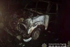 У Рівненському районі повністю згоріло авто чоловіка, який погрожував підірвати свій будинок (Фото)