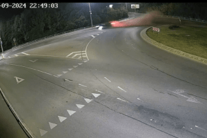 У Луцьку водій «Тесли» на шаленій швидкості злетів у кювет (Відео)