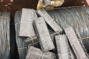 На Волині поміж бухт з дроту прикордонники знайшли контрабандні цигарки (Відео)