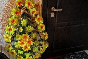 Поховальний вінок під дверима: у Рівному погрожують журналісту