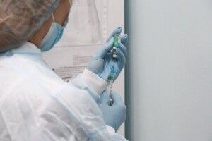 Вкололи дві дози: в Україні перша людина завершила вакцинацію від COVID-19