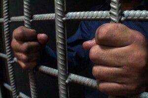 У Луцьку рецидивіст бризнув газовим балончиком в очі перехожої і вирвав з її рук сумочку