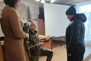 Мамі полеглого Воїна з Волині передали посмертну нагороду сина