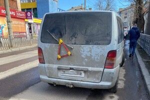 У Рівному водій припаркував автомобіль у забороненому місці, прикріпивши на скло псевдо-знак