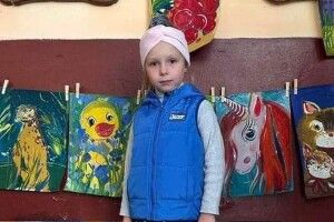 Юна художниця із Волині продає свої малюнки, аби допомогти ЗСУ