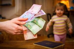Влада вимагає у матерів-одиначок повернути державі виплачену допомогу під час карантину