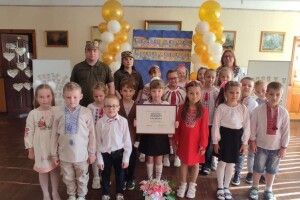 Маленька Вероніка з Волині, тато якої загинув на війні, отримала грамоту від Залужного
