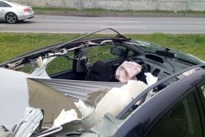В автомобіля після моторошної ДТП із деревом повністю знесло дах (ВІДЕО)