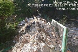 Лучанин влаштував звалище будівельних відходів у центрі Луцька 