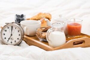 Як швидко прокинутись зранку: обрати каву чи чай?