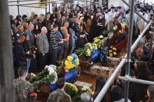 Три домовини в соборі:  сьогодні у Луцьку попрощалися із Героями 