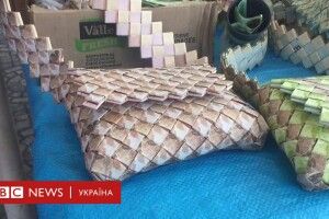 Чоловік плете сумки із грошей