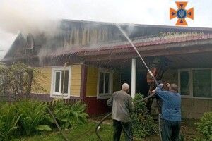Гасити допомагали селяни: на Волині ледь не згоріла хата (Фото)