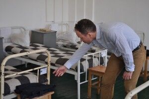 Показали, в яких умовах живуть російські військовополонені в Україні