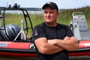 Служба на межі стихій: як волинський рятувальник тримає варту на Світязі