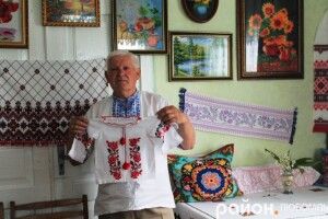 Любомльчанин вишиває рушники із старовинними орнаментами