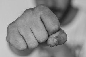 Гість пограбував і зґвалтував знайому