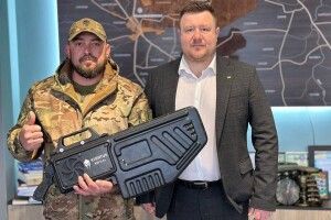 В День піхоти мер Нововолинська передав бригаді з Волині «потужну штуку»