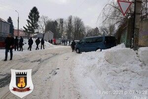 Лише за один день у районі луцького авторинку муніципали виявили 200 незаконних паркувань на газонах (Фото)