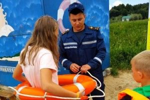 У Любешівському районі рятувальники провели майстер-клас з порятунку на воді для дітей