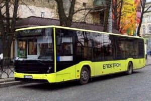 Автобус із пасажирами обстріляли у Львові