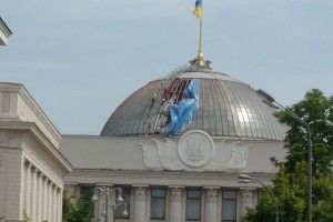 У Верховної Ради «їде дах» – над будівлею українського парламенту почали розбирати купол 