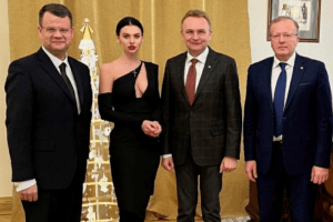 Заступник міністра освіти звільнився після фото з оголеною помічницею