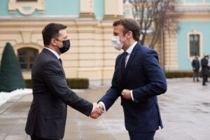 Зеленський і Макрон обговорили гуманітарні коридори для українців, постраждалих від війни з росією