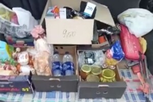 Волонтери з Харкова передали дідусю, на якого плюнув підліток, пакунок допомоги та кошти