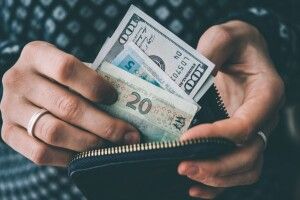 Курс гривні продовжує впевнене сповзання