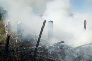 На Рівненщині червоний півень знищив господарчу будівлю (Фото)