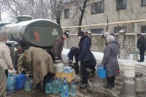 Бійці ООС підвозять воду жителям прифронтових територій, які залишились без водопостачання через аварію на водогоні «Горлівка-Торецьк» (Фото)