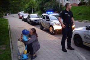 Трирічний хлопчик дременув від мами на самокаті: патрульні впіймали втікача аж за 2 км