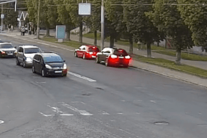 У Луцьку водій Mazda порушував ПДР та показував непристойні жести (Відео)
