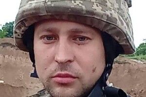 На Рівненщині навколішки зустріли траурний кортеж із полеглим воїном