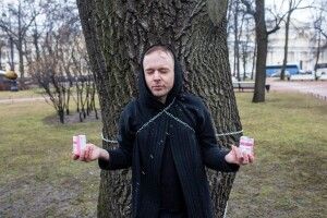 ВІЛ-інфікований активіст прикував себе до дуба і облився «бояришніком»