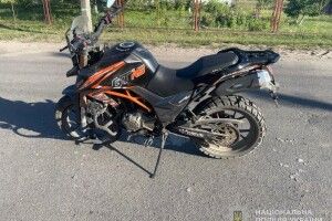 На Волині підлітки на мотоциклі зіткнулися з електроопорою: обох госпіталізували