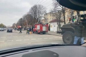 У Луцьку тролейбус зламав стовп електроопори (Фото)