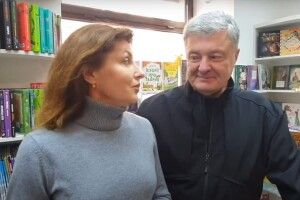 Марина Порошенко влаштувала чоловікові зворушливий сюрприз у Харківській книгарні Vivat (Відео)