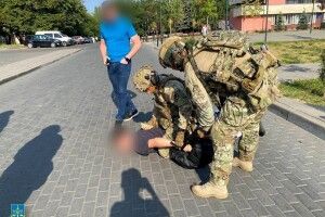 Чоловіку, який стріляв із рушниці у військових ТЦК у Луцьку, повідомили про підозру