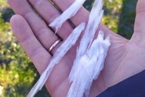 У Києві спостерігали унікальне явище: з неба падали і крутилися величезні шматки пористої криги (Фото)