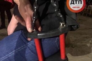 Дупа 14-річної дівчини застрягла в гойдалці на дитячому майданчику: довелося кликати на поміч рятувальників (фото)