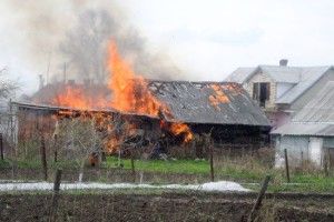 На Волині пожежники не дали вогню перекинутися на житлове приміщення