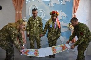 Квіти, обручки, цукерки щирі вітання від найближчих друзів - на передовій побралися військові 14 бригади (Фото)