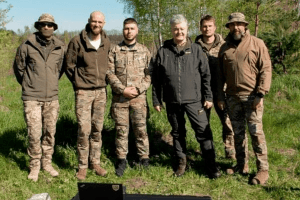 Дуже потрібні в ЗСУ: Порошенко з волонтерами законтрактували 10 комплексів виявлення операторів ворожих дронів